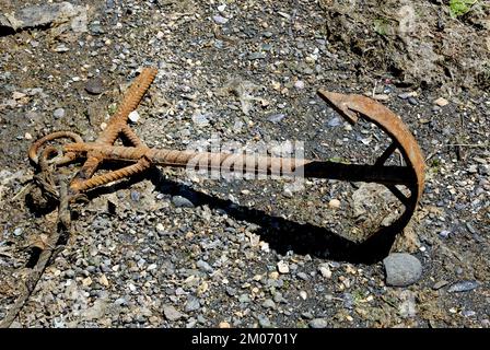 Vecchia ancora arrugginita sulla spiaggia di Castro City, Isola di Chiloe, Cile. 16th febbraio 2014 Foto Stock