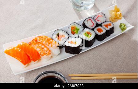 Futomaki, hosomaki e nigiris - primo piano di rotoli giapponesi Foto Stock