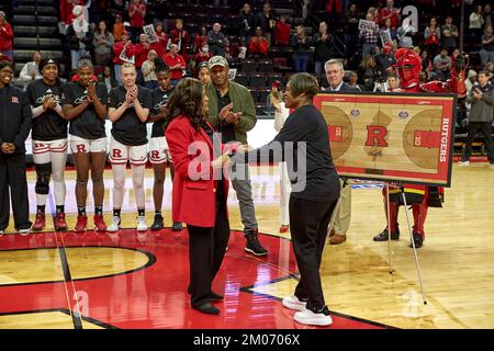 Piscataway, New Jersey, Stati Uniti. 4th Dec, 2022. Rutgers onora l'ex allenatore capo C.Vivian Stringer con dedica abbraccia il nuovo allenatore capo Coquese Washington alla Jersey Mikes Arena durante la partita dei Rutgers Scarlet Knights e dei Ohio state Buckeyes a Piscataway, New Jersey, domenica 4 2022 dicembre. Duncan Williams/CSM/Alamy Live News Foto Stock