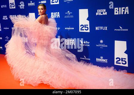 Londra, Regno Unito. 4 dicembre 2022. Florence Pugh partecipa alla cerimonia dei British Independent Film Awards a Old Billingsgate, nella zona est di Londra. Data immagine: Domenica 4 dicembre 2022. Il credito fotografico dovrebbe essere: Matt Crossick/Empics/Alamy Live News Foto Stock