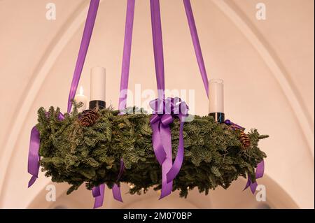 corona evergreen con quattro candele sotto il soffitto nella chiesa di Frederikssund la seconda domenica di Avvento, Danimarca, 4 dicembre 2022 Foto Stock