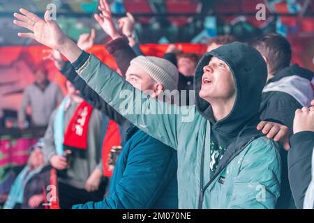 Londra, Regno Unito. 4th Dec, 2022. Gli appassionati di calcio al 4thefans a Londra Est per la partita di Coppa del mondo Inghilterra vs Senegal in finale sedici. Credit: Ian Davidson/Alamy Live News Foto Stock