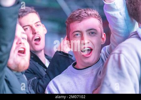 Londra, Regno Unito. 4th Dec, 2022. Gli appassionati di calcio al 4thefans a Londra Est per la partita di Coppa del mondo Inghilterra vs Senegal in finale sedici. Credit: Ian Davidson/Alamy Live News Foto Stock