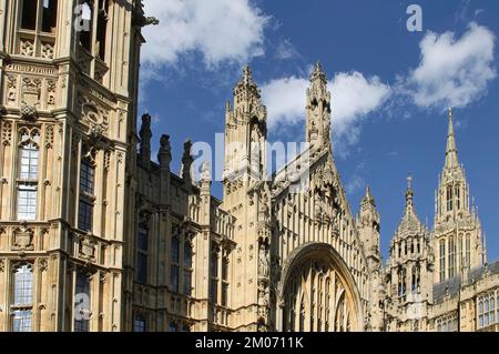 Il Palazzo di Westminster a Londra è il luogo dove si trovano le due case del Parlamento britannico (la Camera dei Lord e la Camera dei Comuni). Foto Stock