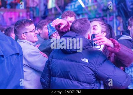 Londra, Regno Unito. 4th Dec, 2022. Gli appassionati di calcio al 4thefans a Londra Est per la partita di Coppa del mondo Inghilterra vs Senegal in finale sedici. Credit: Ian Davidson/Alamy Live News Foto Stock