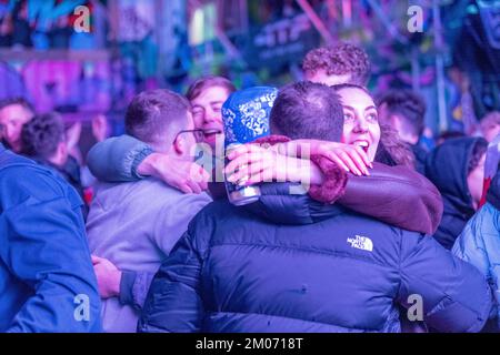 Londra, Regno Unito. 4th Dec, 2022. Gli appassionati di calcio al 4thefans a Londra Est per la partita di Coppa del mondo Inghilterra vs Senegal in finale sedici. Credit: Ian Davidson/Alamy Live News Foto Stock