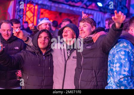 Londra, Regno Unito. 4th Dec, 2022. Gli appassionati di calcio al 4thefans a Londra Est per la partita di Coppa del mondo Inghilterra vs Senegal in finale sedici. Credit: Ian Davidson/Alamy Live News Foto Stock