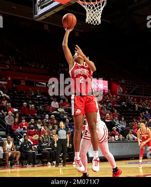 Piscataway, New Jersey, Stati Uniti. 4th Dec, 2022. L'Ohio state Buckeyes Forward Taylor Thierry (2) segna un paniere nel primo tempo contro i Rutgers alla Jersey Mikes Arena di Piscataway, New Jersey, domenica 4 2022 dicembre. Duncan Williams/CSM/Alamy Live News Foto Stock