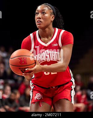 Piscataway, New Jersey, Stati Uniti. 4th Dec, 2022. Ohio state Buckeyes avanti Cotie McMahon (32) alla linea fallo nel primo tempo contro Rutgers alla Jersey Mikes Arena di Piscataway, New Jersey Domenica 4 2022 Dicembre. Duncan Williams/CSM/Alamy Live News Foto Stock