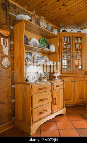 Antichi buffet con chinaware in cucina all'interno del vecchio 1800s ristrutturato Canadiana cottage stile casa in legno, Quebec, Canada. Questa immagine ha una proprietà r Foto Stock