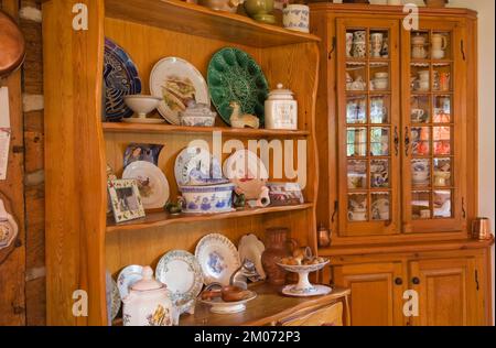 Buffet antico con chinaware in cucina all'interno di una vecchia casa di legno in stile cottage canadese ricostruita negli anni '1800. Foto Stock