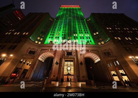 L'Helmsley Building e Park Ave. Sono decorate con luci colorate per le vacanze a New York City. Foto scattata come esposizione lunga. Foto Stock