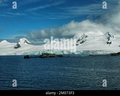 Isola di mezza luna, antartide, antartide, penisola antartica, montagne ghiacciate in antartide, paesaggio antartico, cambiamento climatico in antartide, ghiaccio Foto Stock