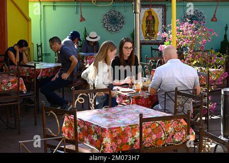 Le persone che gustano un pasto nel cortile dell'El Charro Cafe, fondato nel 1922, il più antico ristorante messicano di Tucson, Arizona Foto Stock