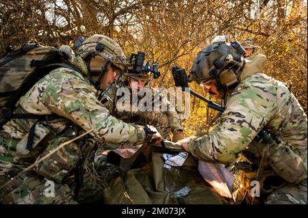 STATI UNITI Air Force tattica del partito di controllo dell'aria specialisti del 169th Air Support Operations Squadron, Illinois Air National Guard, eseguire assistenza medica a un manichino medico durante l'esercizio Forward Reach 23-1 a Danvers, Illinois, 3 dicembre 2022. I TACP hanno utilizzato l'esercizio per dimostrare la loro nuova capacità operativa nazionale del team di risposta mobile, che estenderà rapidamente la portata dei soccorritori in caso di catastrofi naturali. (STATI UNITI Foto della Guardia Nazionale aerea del personale Sgt. Wynndermere Shaw) Foto Stock