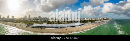 Foto aerea di Miami Beach Art Basel 2022 tende sulla sabbia Foto Stock