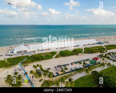 Foto aerea di Miami Beach Art Basel 2022 tende sulla sabbia Foto Stock