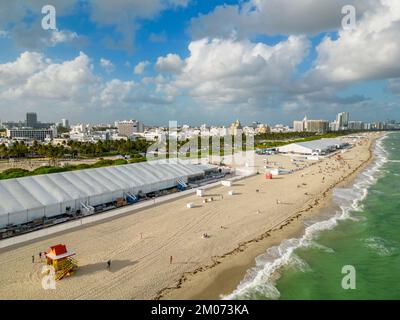 Foto aerea di Miami Beach Art Basel 2022 tende sulla sabbia Foto Stock