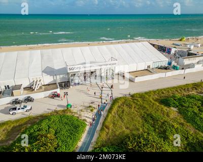 Foto aerea di Miami Beach Art Basel 2022 tende sulla sabbia Foto Stock