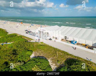 Foto aerea di Miami Beach Art Basel 2022 tende sulla sabbia Foto Stock