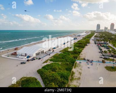 Foto aerea di Miami Beach Art Basel 2022 tende sulla sabbia Foto Stock