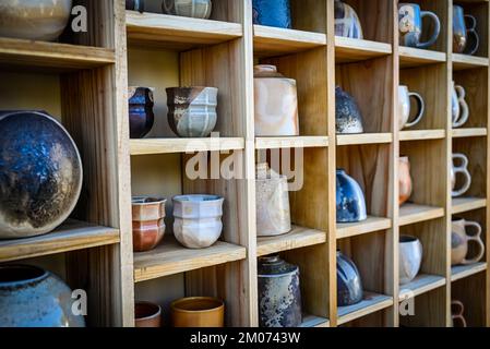 Armadietto per esposizione di pini per ceramiche fatte a mano al festival artistico artigianale di Tucson, Arizona Foto Stock