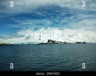 Isola di mezza luna, antartide, antartide, penisola antartica, montagne ghiacciate in antartide, paesaggio antartico, cambiamento climatico in antartide, ghiaccio Foto Stock