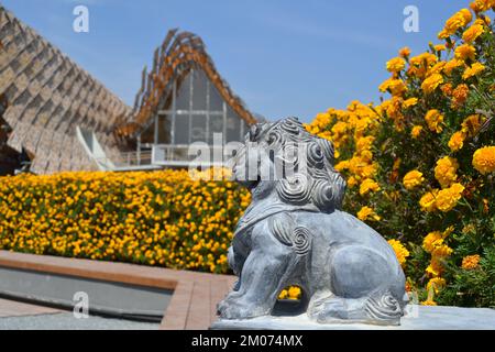 Vista ravvicinata della statua del drago posta all'ingresso del giardino del padiglione cinese. Expo Milano 2015. Foto Stock