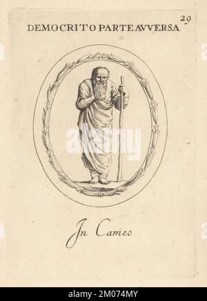 Democritus, antico filosofo greco pre-socratico di Abdera, 460-370 a.C. Uomo bearded in vestito lungo con il personale. Democrito parte Avversa in cameo. Incisione in copperplate di Giovanni Battista Galestruzzi dopo Leonardo Agostini da Gemmae et Sculpturae Antiquae Depicti ab Leonardo Augustino Senesi, Abraham Blooteling, Amsterdam, 1685. Foto Stock