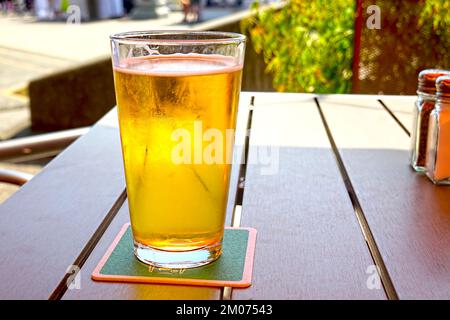 Bicchiere di pale Ale su un tavolo da patio all'aperto. Foto Stock