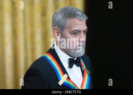 Washington, Stato di Vereinigte. 04th Dec, 2022. Il Kennedy Center Honoree Actor George Clooney arriva per un ricevimento in onore dei 45th Annual Kennedy Center Honors ospitati dal Presidente degli Stati Uniti Joe Biden e dalla prima signora Dr. Jill Biden alla Casa Bianca di Washington, DC Domenica 4 Dicembre 2022. I 2022 honorees sono: Clooney, Singer Amy Grant, Singer Gladys Knight e The Band U2 tra cui Bono, The Edge, Adam Clayton e Larry Mullen Jr. Credit: Chris Kleponis/CNP/dpa/Alamy Live News Foto Stock