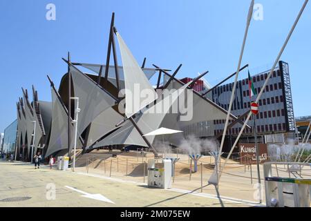 Vista panoramica dell'ingresso del padiglione Kuwait all'EXPO Milano 2015 progettato come vele Kuwait. Foto Stock