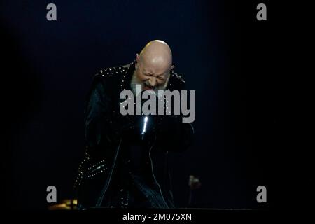 03 dicembre 2022, Toluca, Messico: Rob Halford cantante del gruppo britannico Judas Priest suona sul palco durante il secondo giorno del Hell and Heaven Metal Fest al Foro Pegaso. Il 03 dicembre 2022 a Toluca, Messico. (Foto di Carlos Santiago/ Eyepix Group) (Foto di Eyepix/Sipa USA) Credit: Sipa USA/Alamy Live News Foto Stock