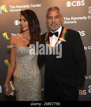 Washington, Stati Uniti. 04th Dec, 2022. 2022 l'attore George Clooney del Kennedy Center pone con la moglie Amal mentre arrivano per una serata di gala a Washington, domenica 4 dicembre 2022. Gli onorificenze sono premiati per un successo a vita nelle arti e nella cultura. Foto di Mike Theiler/UPI Credit: UPI/Alamy Live News Foto Stock