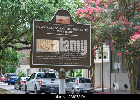 NEW ORLEANS, LA, USA - 10 LUGLIO 2021: Indicatore storico (con mappa) per New Orleans e il commercio nazionale degli schiavi su Esplanade Avenue Foto Stock