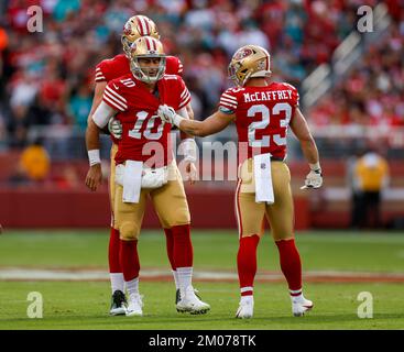 Santa Clara, Stati Uniti. 04th Dec, 2022. San Francisco 49ers il quartback iniziale Jimmy Garoppolo (10) è aiutato da San Francisco 49ers' Christian McCaffrey (23) dopo essere stato ferito durante un sacco contro i Miami Dolphins nel primo trimestre al Levi's Stadium di Santa Clara, California, domenica 4 dicembre 2022. (Foto di Nhat V. Meyer/The Mercury News/TNS/Sipa USA) Credit: Sipa USA/Alamy Live News Foto Stock