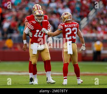 Santa Clara, Stati Uniti. 04th Dec, 2022. San Francisco 49ers Quarterback iniziale Jimmy Garoppolo (10) è aiutato da Christian McCaffrey (23) dopo essere stato ferito durante un sacco contro i Miami Dolphins nel primo trimestre presso lo stadio Levi's di Santa Clara, California, Domenica, 4 Dicembre 2022. (Foto di Nhat V. Meyer/Bay Area News Group/TNS/Sipa USA) Credit: Sipa USA/Alamy Live News Foto Stock