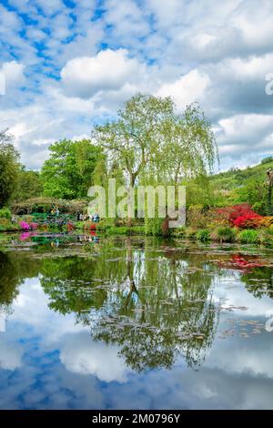 Visitatori sul ponte all'interno del giardino d'acqua di Claude Monet, Giverny; Francia Foto Stock