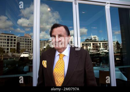 0/10/09 Barry Humphries, comico australiano, satirista, dadaista, artista e attore di carattere forse meglio conosciuto per il suo alter sul palco e televisivo Foto Stock