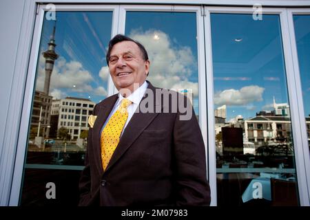 0/10/09 Barry Humphries, comico australiano, satirista, dadaista, artista e attore di carattere forse meglio conosciuto per il suo alter sul palco e televisivo Foto Stock