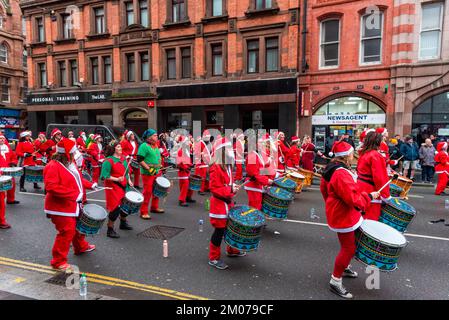 Liverpool, Regno Unito. 04th Dec, 2022. I batteristi Batala Mersey Samba Reggae offrono intrattenimento per la folla e per stimolare i corridori lungo il percorso del Liverpool Santa Dash. Migliaia di corridori si portano per le strade di Liverpool vestito come Babbo Natale in abiti Santa rossi e blu durante il BTR Liverpool Santa Dash 2022, una raccolta di fondi del 5k per beneficenza tra cui l'Alder Hey Children's Hospital. Credit: SOPA Images Limited/Alamy Live News Foto Stock