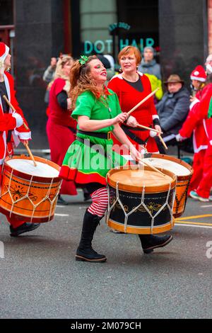 Liverpool, Regno Unito. 04th Dec, 2022. I batteristi Batala Mersey Samba Reggae offrono intrattenimento per la folla e per stimolare i corridori lungo il percorso del Liverpool Santa Dash. Migliaia di corridori si portano per le strade di Liverpool vestito come Babbo Natale in abiti Santa rossi e blu durante il BTR Liverpool Santa Dash 2022, una raccolta di fondi del 5k per beneficenza tra cui l'Alder Hey Children's Hospital. Credit: SOPA Images Limited/Alamy Live News Foto Stock