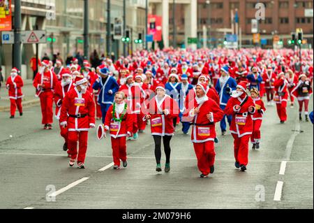 Liverpool, Regno Unito. 04th Dec, 2022. I corridori gareggeranno durante l'annuale Liverpool Santa Dash. Migliaia di corridori si portano per le strade di Liverpool vestito come Babbo Natale in abiti Santa rossi e blu durante il BTR Liverpool Santa Dash 2022, una raccolta di fondi del 5k per beneficenza tra cui l'Alder Hey Children's Hospital. Credit: SOPA Images Limited/Alamy Live News Foto Stock