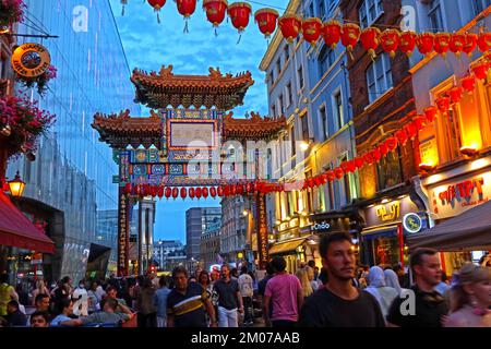 Chinatown Gate al crepuscolo, grande arco d'ingresso, nel vivace quartiere di Chinatown, 10 Wardour St, West End, Londra W1D 6BZ, Inghilterra, REGNO UNITO Foto Stock