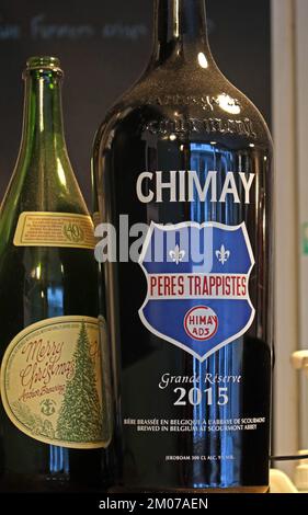 Grande bottiglia polverosa di Chimay Grande Reserve 2015, Peres Trappistes Foto Stock