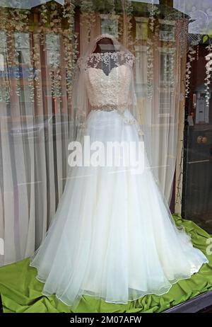 Abito da sposa bianco in una vetrina, Hereford, Herefordshire, Inghilterra, Regno Unito, HR1 2PR Foto Stock