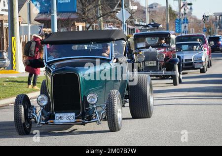 Richmond, Canada. 4th Dec, 2022. Le auto classiche sono viste in crociera su una strada durante l'evento annuale di crociera di automobile classica di Natale a Richmond, Columbia Britannica, Canada, il 4 dicembre 2022. Credit: Liang Sen/Xinhua/Alamy Live News Foto Stock