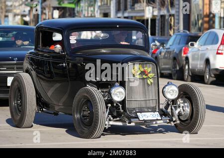 Richmond, Canada. 4th Dec, 2022. Un'auto classica è vista in crociera lungo una strada durante l'annuale evento Christmas Classic Car Cruise a Richmond, British Columbia, Canada, il 4 dicembre 2022. Credit: Liang Sen/Xinhua/Alamy Live News Foto Stock