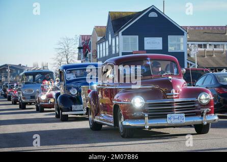 Richmond, Canada. 4th Dec, 2022. Le auto classiche sono viste in crociera su una strada durante l'evento annuale di crociera di automobile classica di Natale a Richmond, Columbia Britannica, Canada, il 4 dicembre 2022. Credit: Liang Sen/Xinhua/Alamy Live News Foto Stock