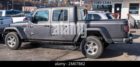 Una nuova Jeep Gladiator grigia in vendita presso una concessionaria a Ross Township, Pennsylvania, USA Foto Stock